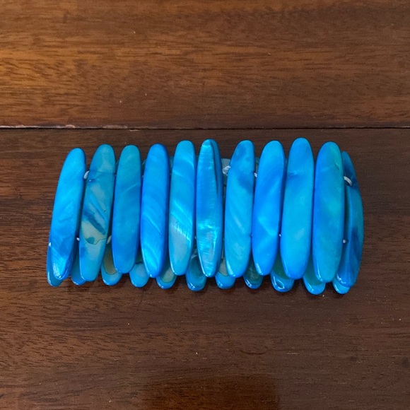 Mother of Pearl (seashells) Turquoise Blue Colored Stretch Bracket - Picture 2 of 7